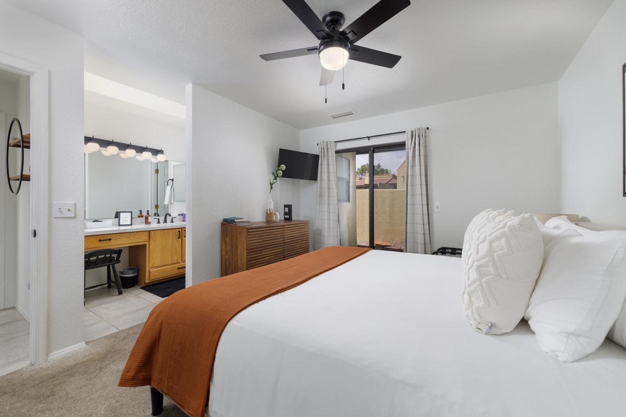 Stylish Townhome On Golf Course Red Rock View